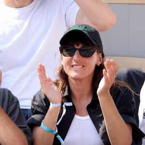 Juliette Armanet et son compagnon dans les tribunes des Internationaux de France de tennis de Roland Garros 2023 le 6 juin 2023. © Jacovides-Moreau/Bestimage