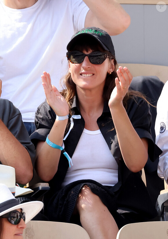 Juliette Armanet et son compagnon dans les tribunes des Internationaux de France de tennis de Roland Garros 2023 le 6 juin 2023. © Jacovides-Moreau/Bestimage