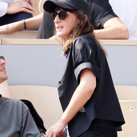 Juliette Armanet et son compagnon dans les tribunes des Internationaux de France de tennis de Roland Garros 2023 le 6 juin 2023. © Jacovides-Moreau/Bestimage