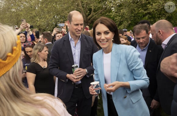 Le prince et la princesse de Galles, à la rencontre des membres du public participant au pique-nique du couronnement du roi sur la longue marche du parc du château de Windsor Le prince William, prince de Galles, et Catherine (Kate) Middleton, princesse de Galles, à la rencontre des membres du public participant au pique-nique du couronnement du roi sur la longue marche du parc du château de Windsor, Royaume Uni, le 7 mai 2023.