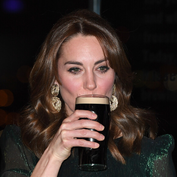 Le prince William, duc de Cambridge, et Catherine (Kate) Middleton, duchesse de Cambridge assistent à une réception organisée par l'ambassadeur britannique au Gravity Bar, Guinness Storehouse à Dublin, Irlande, le 3 mars 2020, pour une visite officielle de 3 jours. Le duc et la duchesse avec une pinte de bière Guinness.