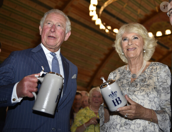 Le prince Charles, prince de Galles et Camilla Parker Bowles, duchesse de Cornouailles prennent une chope de bière à la brasserie Hofbraeuhaus à Munich le 9 mai 2019.