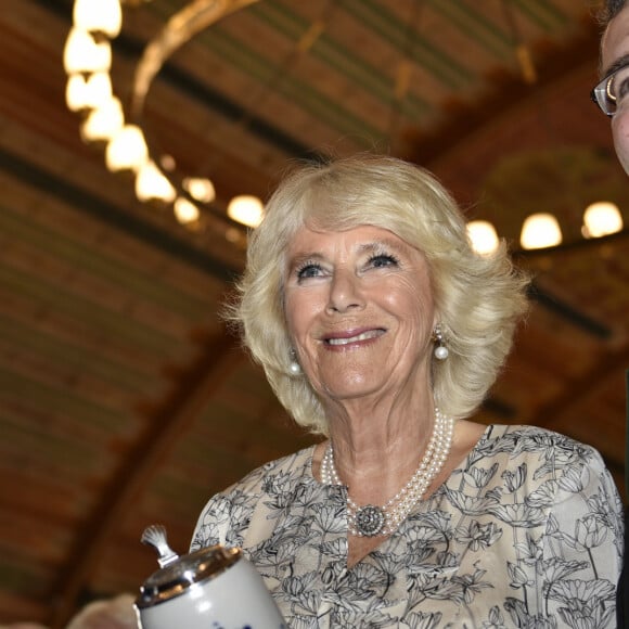 Le prince Charles, prince de Galles et Camilla Parker Bowles, duchesse de Cornouailles prennent une chope de bière à la brasserie Hofbraeuhaus à Munich le 9 mai 2019.