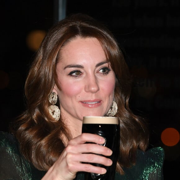 Le prince William, duc de Cambridge, et Catherine (Kate) Middleton, duchesse de Cambridge assistent à une réception organisée par l'ambassadeur britannique au Gravity Bar, Guinness Storehouse à Dublin, Irlande, le 3 mars 2020, pour une visite officielle de 3 jours. Le duc et la duchesse avec une pinte de bière Guinness.