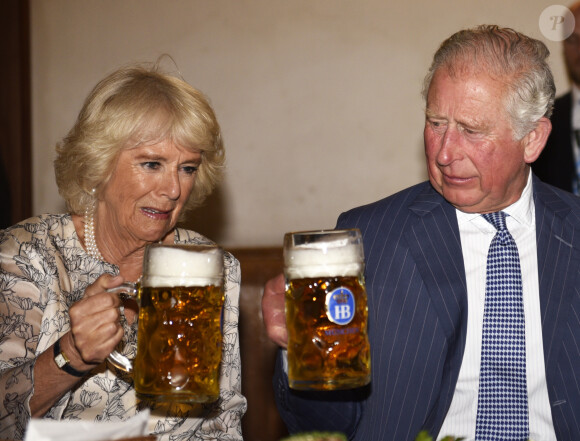 Le prince Charles, prince de Galles et Camilla Parker Bowles, duchesse de Cornouailles prennent une chope de bière à la brasserie Hofbraeuhaus à Munich le 9 mai 2019.