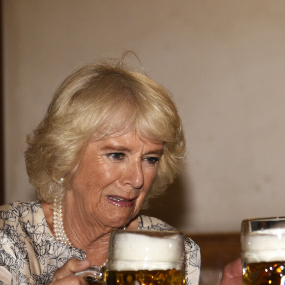 Le prince Charles, prince de Galles et Camilla Parker Bowles, duchesse de Cornouailles prennent une chope de bière à la brasserie Hofbraeuhaus à Munich le 9 mai 2019.