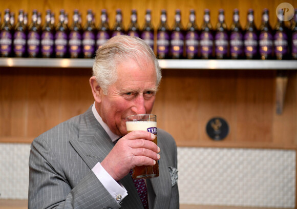 Le prince Charles, prince de Galles visite la brasserie St Austel le 5 avril 2019. Le Prince a tiré une pinte de sa bière phare, Tribute Cornish Pale Ale (brassée pour la première fois il y a 20 ans en avril). La gamme de bières primées de la brasserie St Austell Brewery est disponible dans les pubs et les supermarchés du pays.