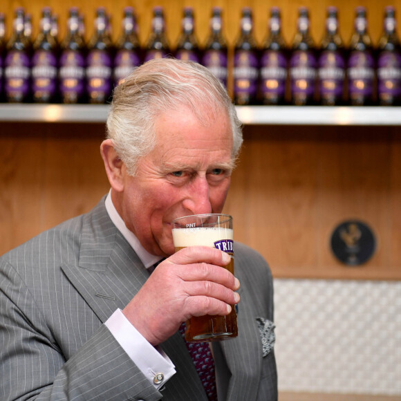 Le prince Charles, prince de Galles visite la brasserie St Austel le 5 avril 2019. Le Prince a tiré une pinte de sa bière phare, Tribute Cornish Pale Ale (brassée pour la première fois il y a 20 ans en avril). La gamme de bières primées de la brasserie St Austell Brewery est disponible dans les pubs et les supermarchés du pays.