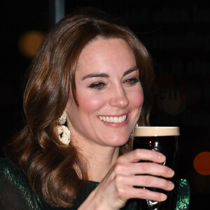 Le prince William, duc de Cambridge, et Catherine (Kate) Middleton, duchesse de Cambridge assistent à une réception organisée par l'ambassadeur britannique au Gravity Bar, Guinness Storehouse à Dublin, Irlande, le 3 mars 2020, pour une visite officielle de 3 jours. Le duc et la duchesse avec une pinte de bière Guinness.