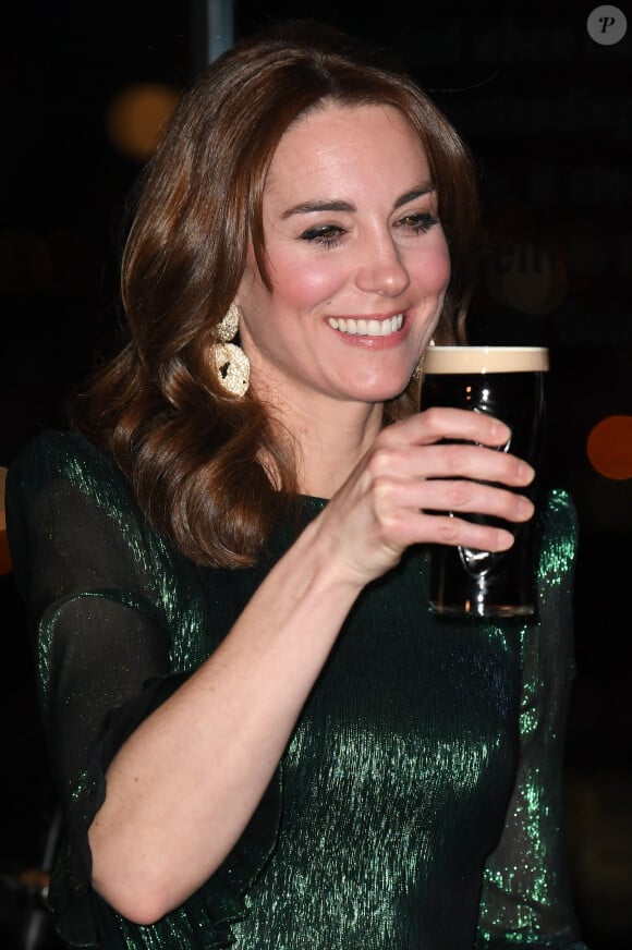 Le prince William, duc de Cambridge, et Catherine (Kate) Middleton, duchesse de Cambridge assistent à une réception organisée par l'ambassadeur britannique au Gravity Bar, Guinness Storehouse à Dublin, Irlande, le 3 mars 2020, pour une visite officielle de 3 jours. Le duc et la duchesse avec une pinte de bière Guinness.