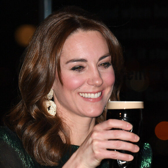 Le prince William, duc de Cambridge, et Catherine (Kate) Middleton, duchesse de Cambridge assistent à une réception organisée par l'ambassadeur britannique au Gravity Bar, Guinness Storehouse à Dublin, Irlande, le 3 mars 2020, pour une visite officielle de 3 jours. Le duc et la duchesse avec une pinte de bière Guinness.