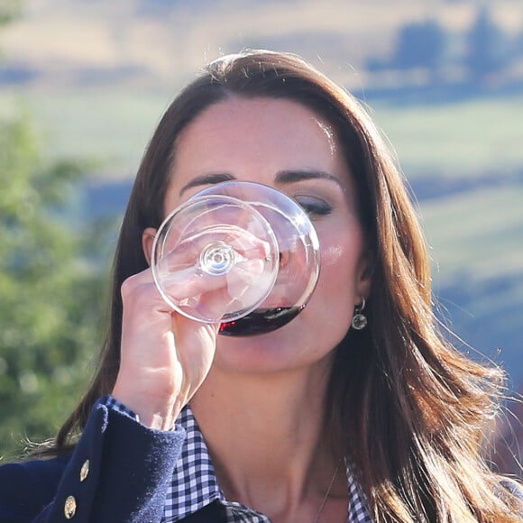  D'étonnantes études témoignent enfin de comment perdre du poids sans se frustrer pour autant, avec des aliments et des boissons qu'on adore. 
Le prince William et Catherine Kate Middleton, la duchesse de Cambridge, lors d'une dégustation de vin rouge dans le vignoble Otago Wines Amisfield à Queenstown dans le cadre de leur visite officielle en Nouvelle-Zélande, le 13 avril 2014.