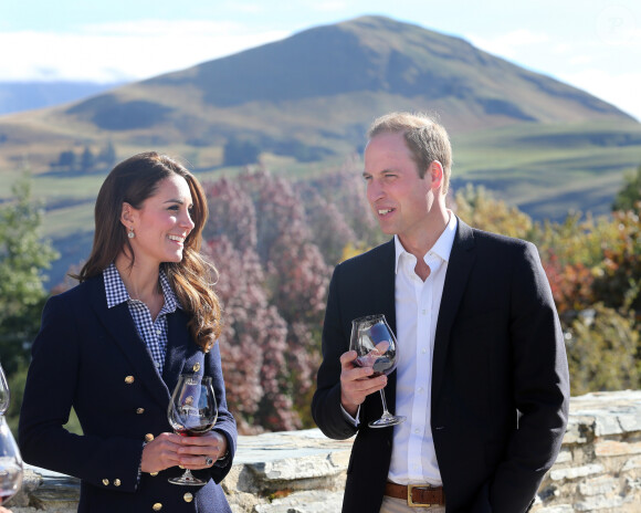 Pourtant, elle est plus souvent associée à la cause première d'un ventre gonflé. 
Le prince William et Catherine Kate Middleton, la duchesse de Cambridge, lors d'une dégustation de vin rouge dans le vignoble Otago Wines Amisfield à Queenstown dans le cadre de leur visite officielle en Nouvelle-Zélande, le 13 avril 2014.