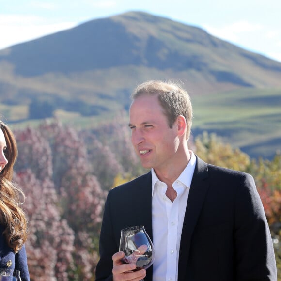 Pourtant, elle est plus souvent associée à la cause première d'un ventre gonflé. 
Le prince William et Catherine Kate Middleton, la duchesse de Cambridge, lors d'une dégustation de vin rouge dans le vignoble Otago Wines Amisfield à Queenstown dans le cadre de leur visite officielle en Nouvelle-Zélande, le 13 avril 2014.