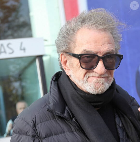 Exclusif - Eddy Mitchell quitte les studios de Radio France à Paris le 7 novembre 2022 © Jonathan Rebboah / Panoramic / Bestimage 