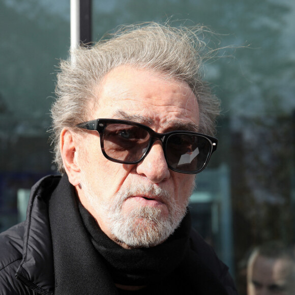 Eddy Mitchell est papa de trois enfants.
Exclusif - Eddy Mitchell quitte les studios de Radio France à Paris © Jonathan Rebboah / Panoramic / Bestimage 