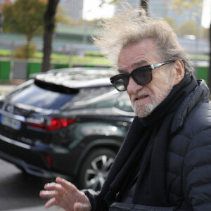 L'artiste assure, toutefois, être "très attaché" à ses enfants et adore "pouvoir les accueillir".
Exclusif - Eddy Mitchell quitte les studios de Radio France à Paris le 7 novembre 2022 © Jonathan Rebboah / Panoramic / Bestimage 