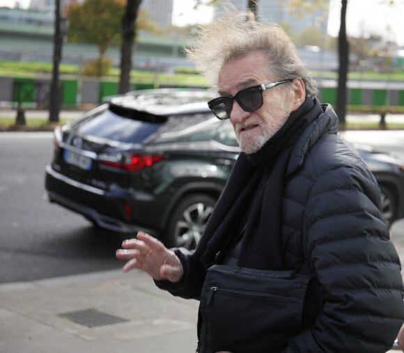 L'artiste assure, toutefois, être "très attaché" à ses enfants et adore "pouvoir les accueillir".
Exclusif - Eddy Mitchell quitte les studios de Radio France à Paris le 7 novembre 2022 © Jonathan Rebboah / Panoramic / Bestimage 