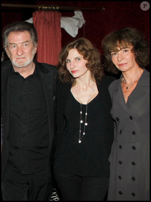 Marié à Muriel depuis l'année 1980, il a eu Pamela en 1982.
Eddy Mitchell, sa femme Muriel et Pamela, au théâtre pour la pièce Rendez-vous, à Paris, le 27 septembre 2010