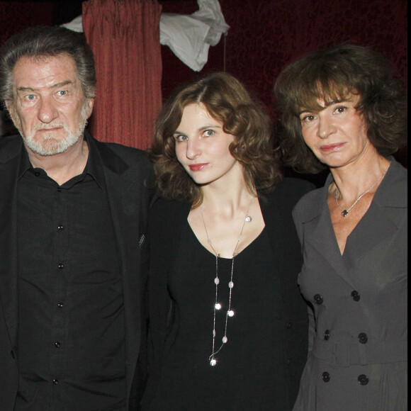 Marié à Muriel depuis l'année 1980, il a eu Pamela en 1982.
Eddy Mitchell, sa femme Muriel et Pamela, au théâtre pour la pièce Rendez-vous, à Paris, le 27 septembre 2010
