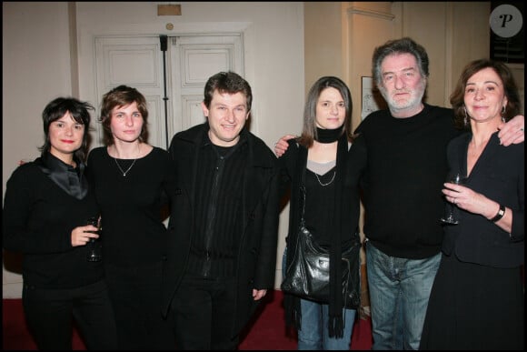 Il a également deux aînés, Eddy et Marilyne, fruits de ses premières noces avec Françoise Lavit.
Eddy Mitchell, sa femme Muriel et leur fille Maryline, Pamela, leurs fils Eddy Junior et sa femme Sylvaine - Générale de la pièce "Le temps des cerises" au Théâtre de la Madeleine à Paris. @ Rindoff-Guirec / BestImage