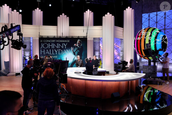 Exclusif - Laeticia Hallyday, Jean-Claude Camus, Yann Barthès - Laeticia Hallyday était l'invitée de l'émission "Quotidien" présentée par Y. Barthès en direct sur la chaine TMC à Paris le 13 septembre 2021 à l'occasion de l'inauguration d'une esplanade, d'une statue, d'un bar et d'un concert hommage à Johnny, prévu ce mardi 14 septembre, à l'Accor Arena. © Dominique Jacovides/Bestimage 