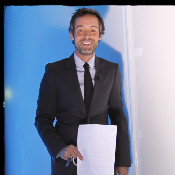 Yann Barthès rejoignant le plateau du Grand Journal où il présente le Petit Journal
