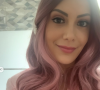 Une perruque aux cheveux longs et ondulés. Mais surtout des cheveux roses !
Virgilia Hess (BFMTV) craque pour une perruque étonnante pour se rendre à sa toute dernière séance de chimiothérapie. Instagram