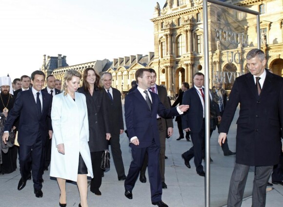 Carla Bruni et Nicolas Sarkozy accompagnent le président russe Dmitri Medvedev et son épouse Sveltana au Louvre. 02/03/2010