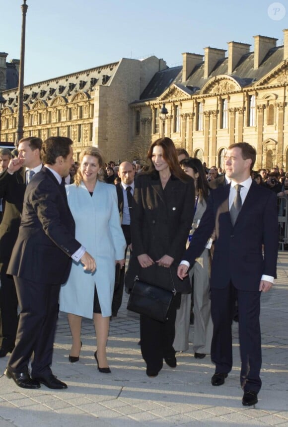Carla Bruni et Nicolas Sarkozy accompagnent le président russe Dmitri Medvedev et son épouse Sveltana au Louvre. 02/03/2010