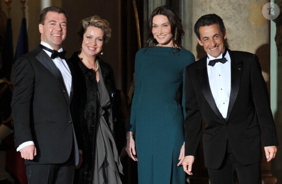 Carla Bruni et Nicolas Sarkozy reçoivent le président russe Dmitri Medvedev et son épouse Sveltana à l'Elysée. 02/03/2010