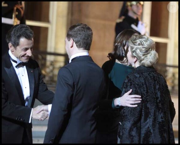 Carla Bruni et Nicolas Sarkozy acceuillent le président russe et son épouse à l'Elysée