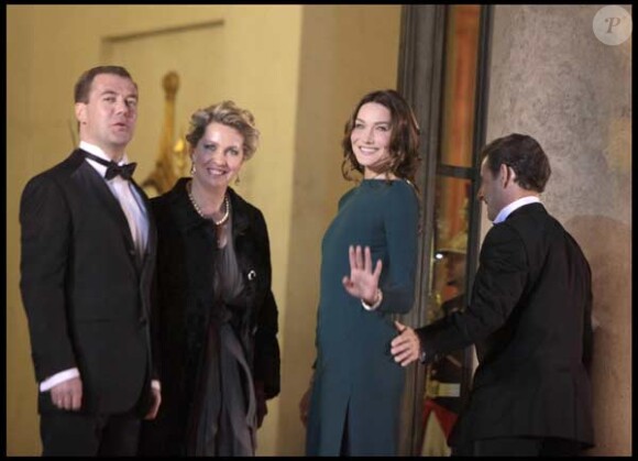 Carla Bruni et Nicolas Sarkozy acceuillent le président russe et son épouse à l'Elysée