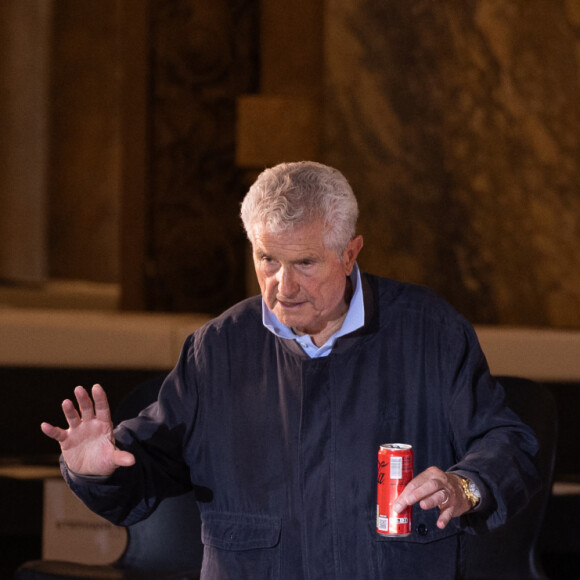 Claude Lelouch en tournage pour la scène d'ouverture de son prochain film "Finalement" - People au défilé de mode automne-hiver 2024 Haute-Couture "Stéphane Rolland" lors de la fashion week de Paris. le 4 juillet 2023 © Jérémy Melloul / Bestimage