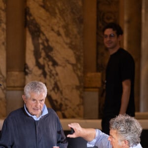 Le couple était en effet au défilé Stéphane Rolland, ce mardi 4 juillet, à l'Opéra Garnier.
Claude Lelouch en tournage pour la scène d'ouverture de son prochain film "Finalement" - People au défilé de mode automne-hiver 2024 Haute-Couture "Stéphane Rolland" lors de la fashion week de Paris. le 4 juillet 2023 © Jérémy Melloul / Bestimage