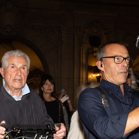 Claude Lelouch en tournage pour la scène d'ouverture de son prochain film "Finalement" - People au défilé de mode automne-hiver 2024 Haute-Couture "Stéphane Rolland" lors de la fashion week de Paris. le 4 juillet 2023 © Jérémy Melloul / Bestimage