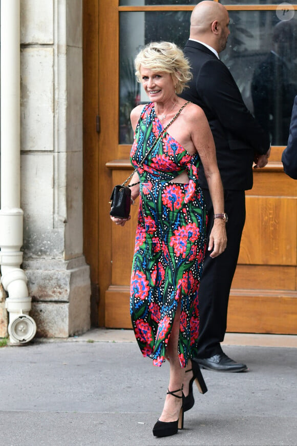 A la rentrée, elle sera en effet à la tête d'une émission quotidienne sur Europe 1.
Sophie Davant - Mariage de Claude Lelouch à la mairie du 18ème à Paris. Le 17 juin 2023