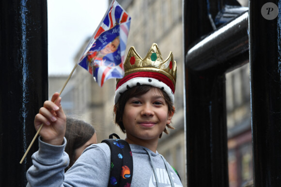 Les fans à la sortie de la cathédrale St Giles à Edimbourg, où le roi Charles III a été couronné. 5 juillet 2023.