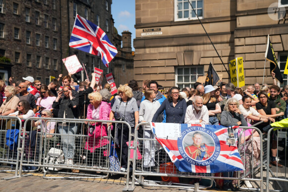 Les fans à la sortie de la cathédrale St Giles à Edimbourg, où le roi Charles III a été couronné. 5 juillet 2023.