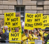 Mais la cérémonie a été perturbée par de nombreux manifestants.
Nombreux manifestants à la sortie de la cathédrale St Giles à Edimbourg, où le roi Charles III a été couronné. 5 juillet 2023.