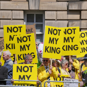 Mais la cérémonie a été perturbée par de nombreux manifestants.
Nombreux manifestants à la sortie de la cathédrale St Giles à Edimbourg, où le roi Charles III a été couronné. 5 juillet 2023.