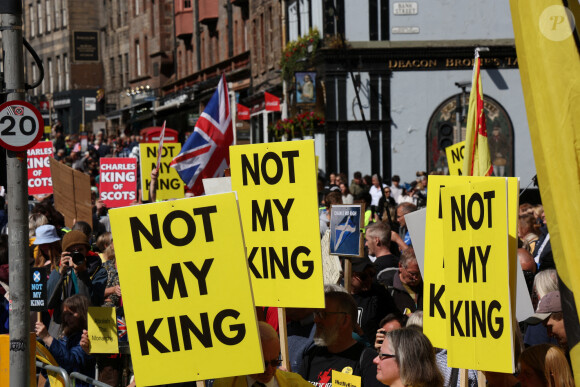 Nombreux manifestants à la sortie de la cathédrale St Giles à Edimbourg, où le roi Charles III a été couronné. 5 juillet 2023.