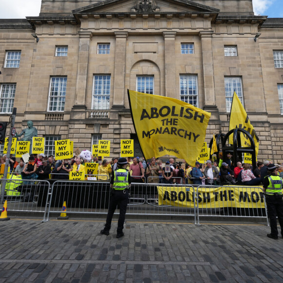 Nombreux manifestants à la sortie de la cathédrale St Giles à Edimbourg, où le roi Charles III a été couronné. 5 juillet 2023.