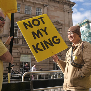 Et n'ont pas fait de commentaire sur le public hostile.
Nombreux manifestants à la sortie de la cathédrale St Giles à Edimbourg, où le roi Charles III a été couronné. 5 juillet 2023.