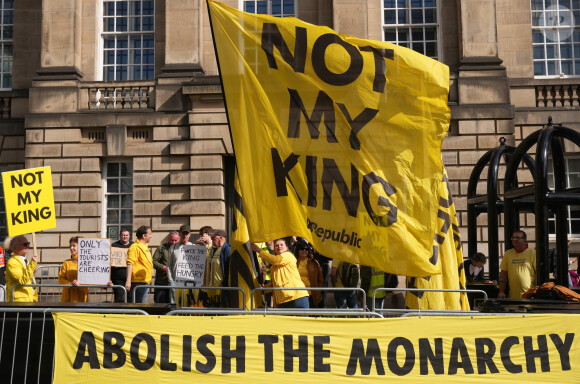 Les militants anti-monarchie sont très nombreux en Ecosse.
Nombreux manifestants à la sortie de la cathédrale St Giles à Edimbourg, où le roi Charles III a été couronné. 5 juillet 2023.