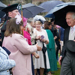 Charles III rencontre le public pendant la garden party du palais d'Holyrood, Edimbourg. 4 juillet 2023.