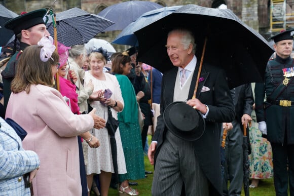 Charles III rencontre le public pendant la garden party du palais d'Holyrood, Edimbourg. 4 juillet 2023.