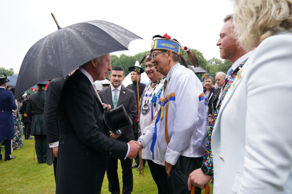 Charles III rencontre le public pendant la garden party du palais d'Holyrood, Edimbourg. 4 juillet 2023.