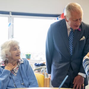 Charles III rencontre le staff et les patients de l'hôpital royal d'Edimbourg pour célébrer les 75 ans du NHS. 4 juillet 2023.