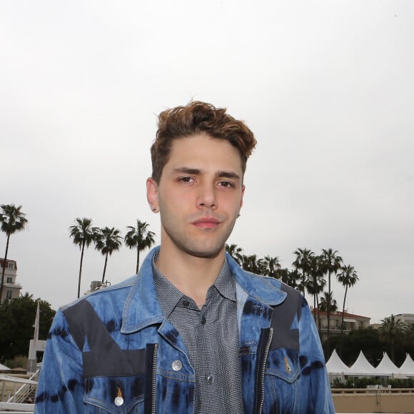 "J'y ai mis trop de passion pour être aussi déçu. À force, je me demande si mon cinéma est mauvais, alors que je sais qu'il ne l'est pas", a finalement conclu Xavier Dolan
Xavier Dolan pose sur la plage du Majestic à Cannes lors du 67ème festival de Cannes le 22 mai 2014.